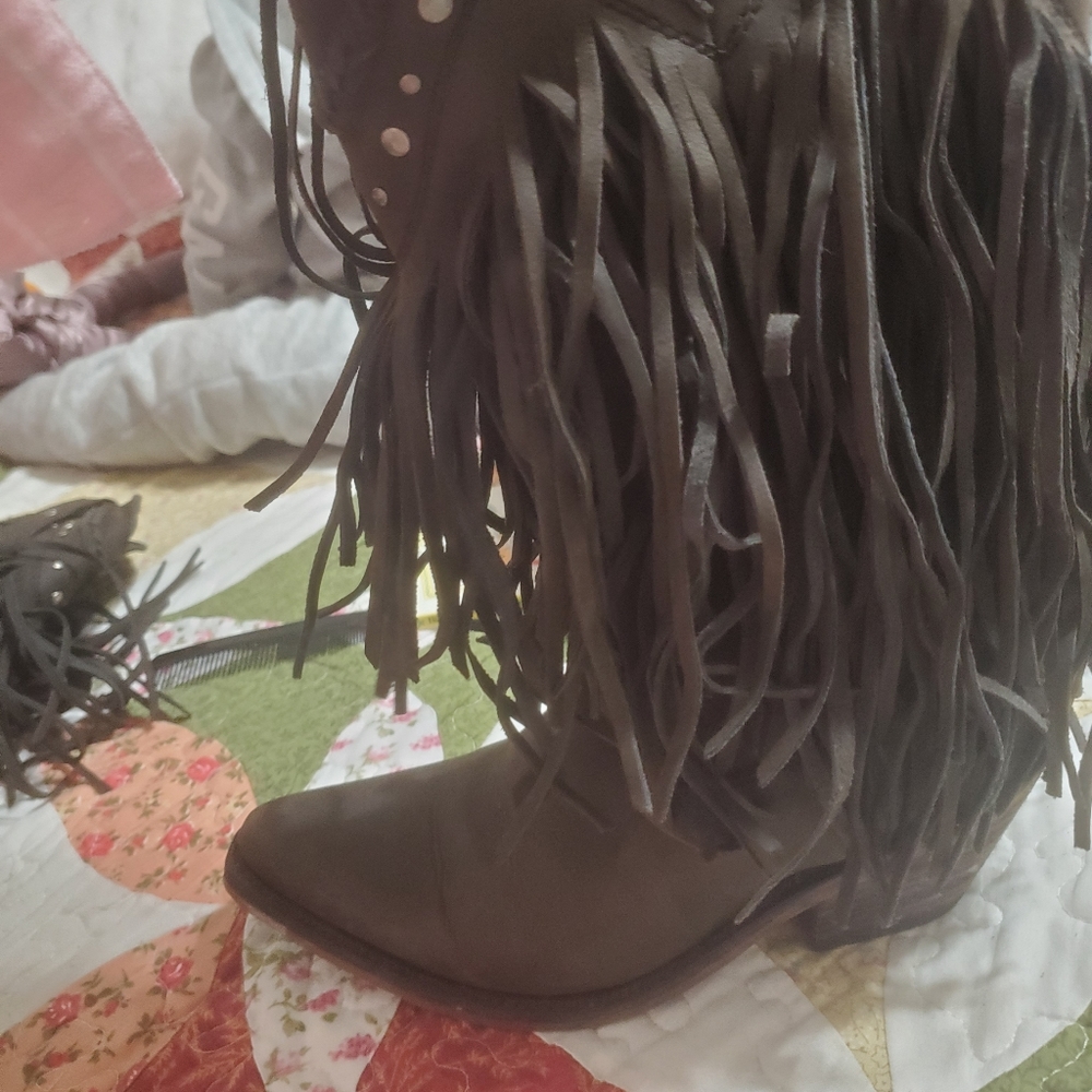 Boots - Picture 4 of 9
